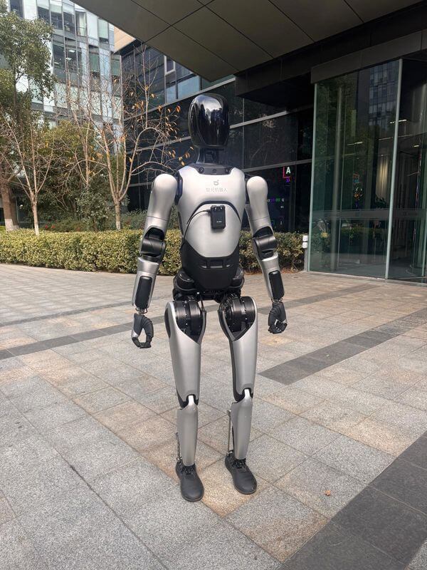 AgiBot robot at the entrance of the AgiBot headquarters